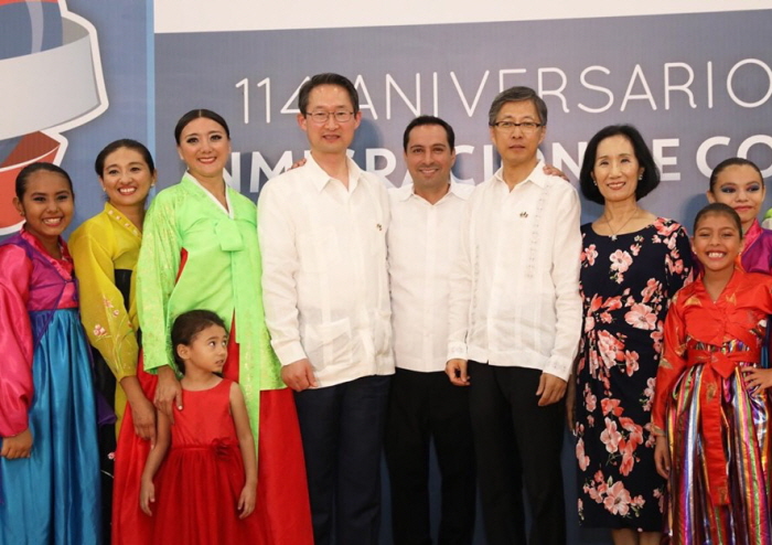 El embajador de Corea del Sur Kim Sang Il (4º por la izda.) y el gobernador de Yucatán Mauricio Vila Dosal posan con las participantes en la celebración del 114 Aniversario de la Primera Inmigración Coreana llevada a cabo el 4 de mayo. | Facebook de Gobernador Mauricio Vila Dosal